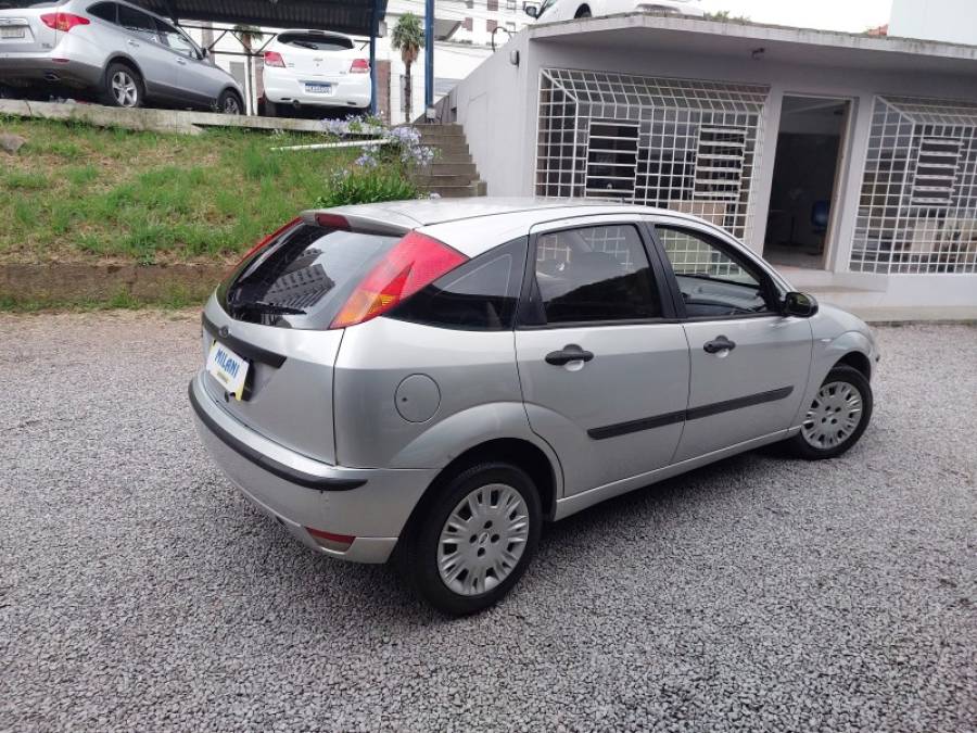 FORD - FOCUS - 2005/2005 - Prata - R$ 22.900,00