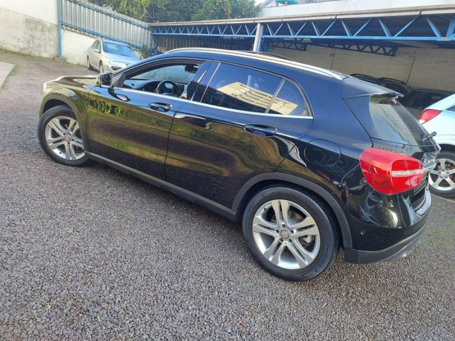 MERCEDES-BENZ - GLA 200 - 2014/2015 - Preta - R$ 111.900,00