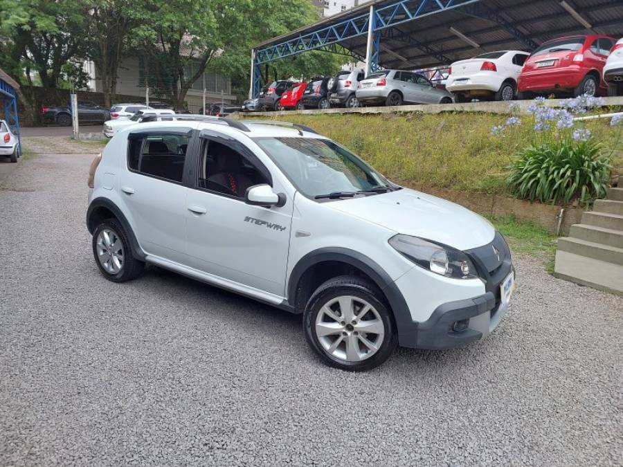 RENAULT - SANDERO - 2013/2014 - Branca - R$ 42.900,00