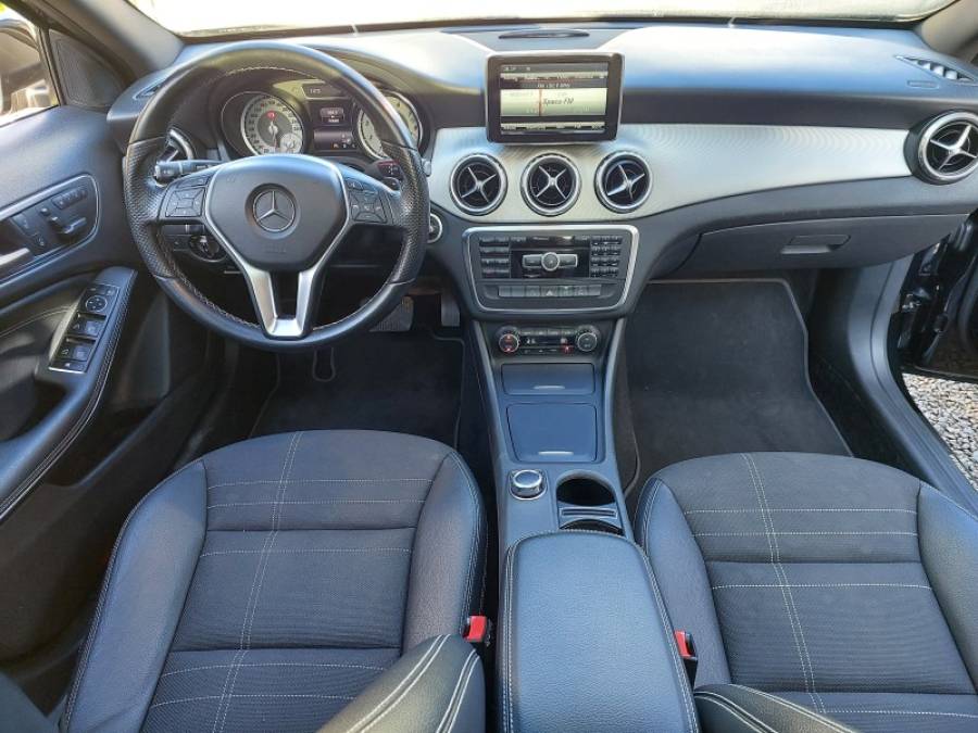 MERCEDES-BENZ - GLA 200 - 2014/2015 - Preta - R$ 111.900,00