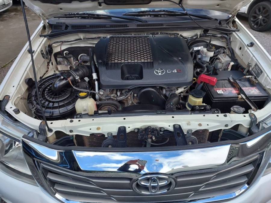 TOYOTA - HILUX - 2013/2014 - Branca - R$ 137.900,00