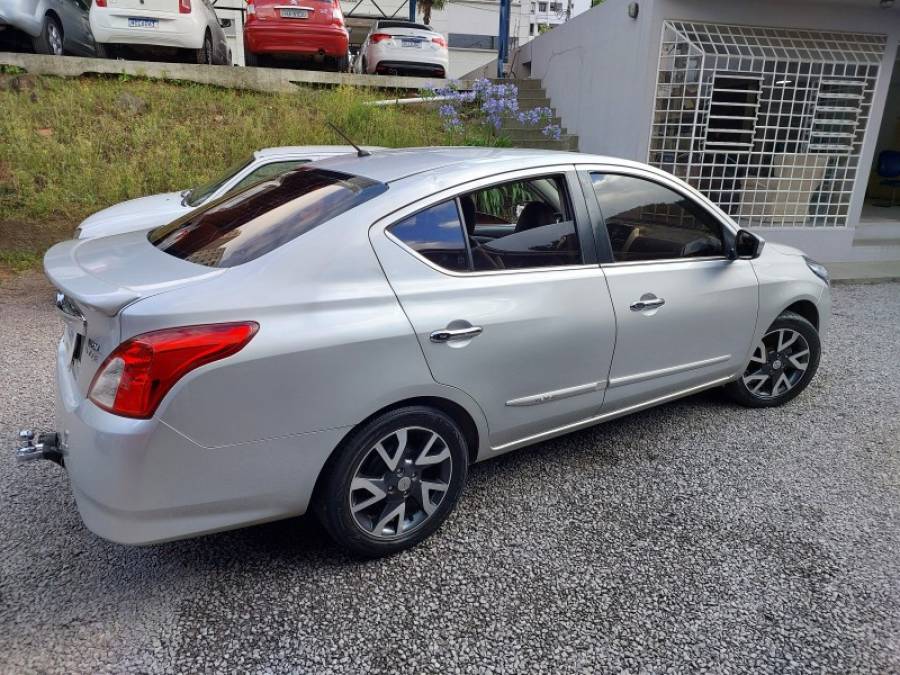 NISSAN - VERSA - 2016/2016 - Prata - R$ 51.900,00