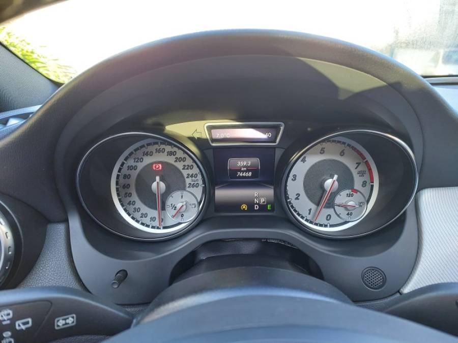 MERCEDES-BENZ - GLA 200 - 2014/2015 - Preta - R$ 111.900,00
