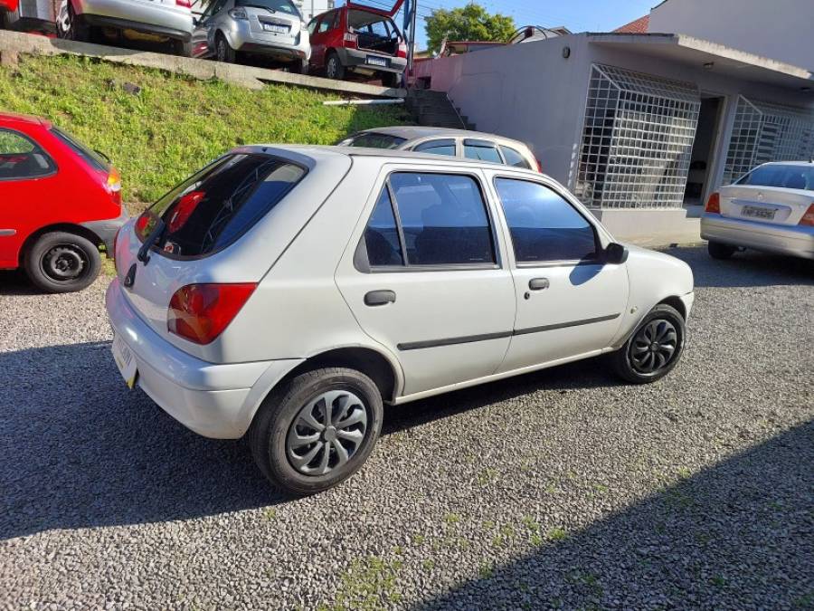 FORD - FIESTA - 2003/2004 - Branca - R$ 16.900,00