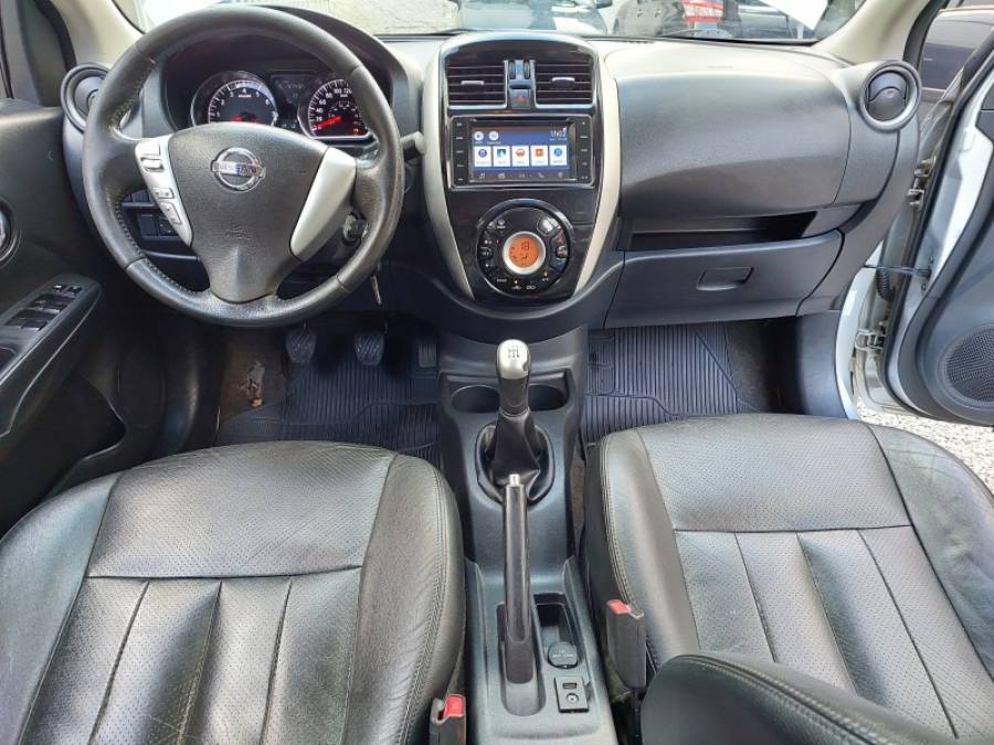 NISSAN - VERSA - 2016/2016 - Prata - R$ 51.900,00