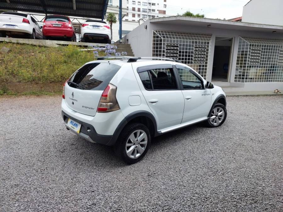 RENAULT - SANDERO - 2013/2014 - Branca - R$ 42.900,00