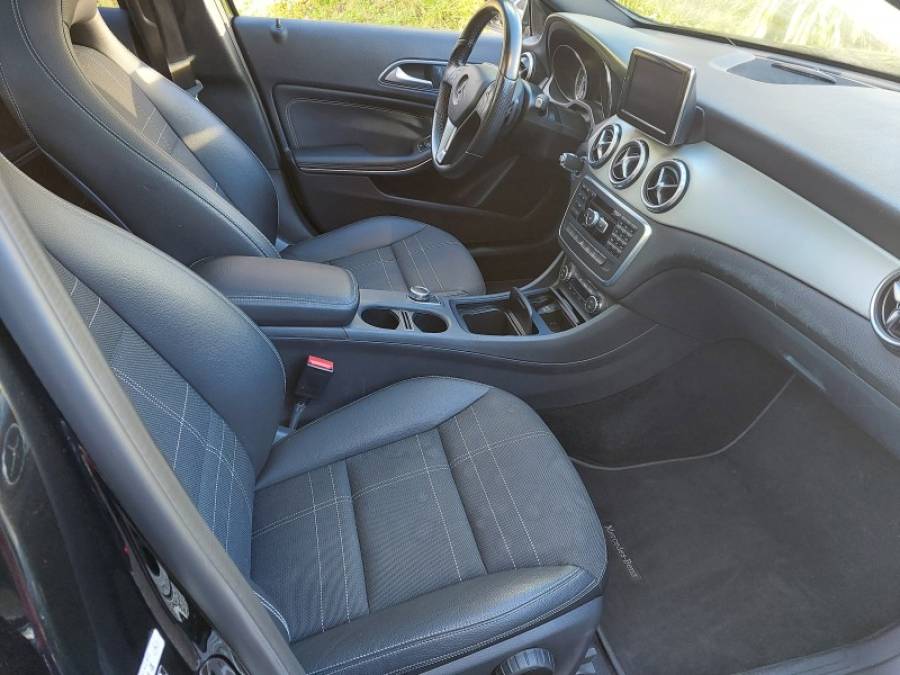 MERCEDES-BENZ - GLA 200 - 2014/2015 - Preta - R$ 111.900,00