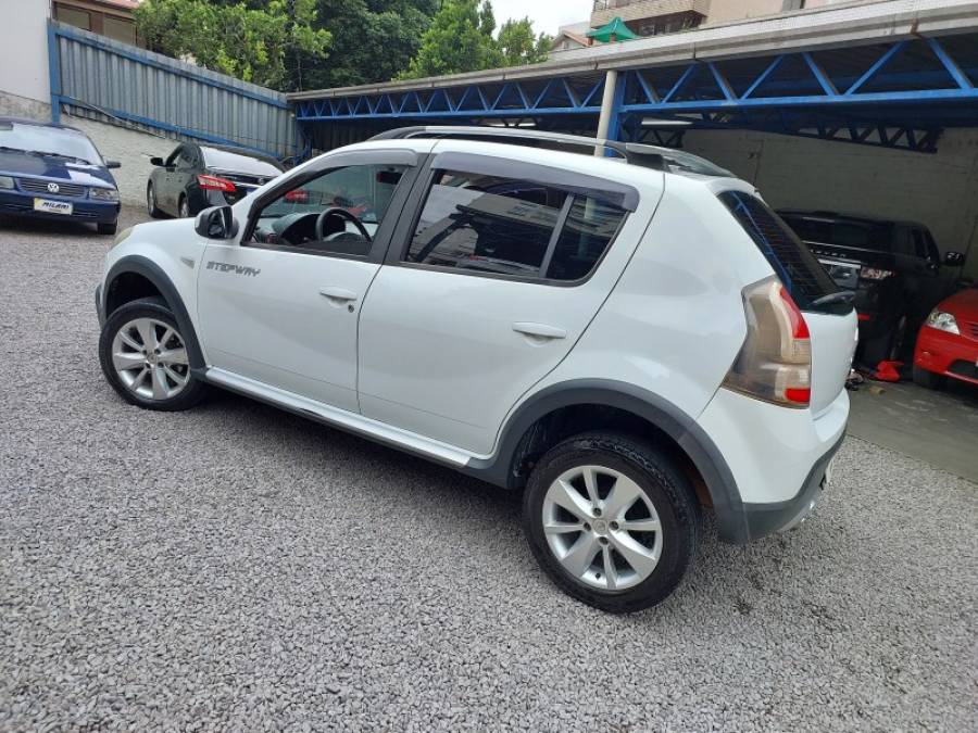 RENAULT - SANDERO - 2013/2014 - Branca - R$ 42.900,00