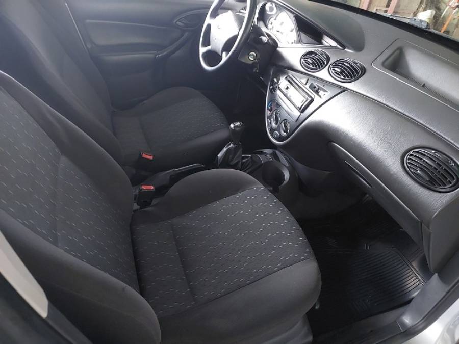 FORD - FOCUS - 2005/2005 - Prata - R$ 22.900,00