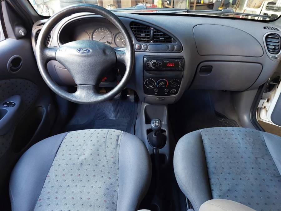 FORD - FIESTA - 2003/2004 - Branca - R$ 16.900,00